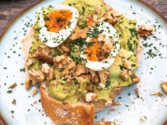 牛油果煮蛋吐司-RAC BAR(安福路店)