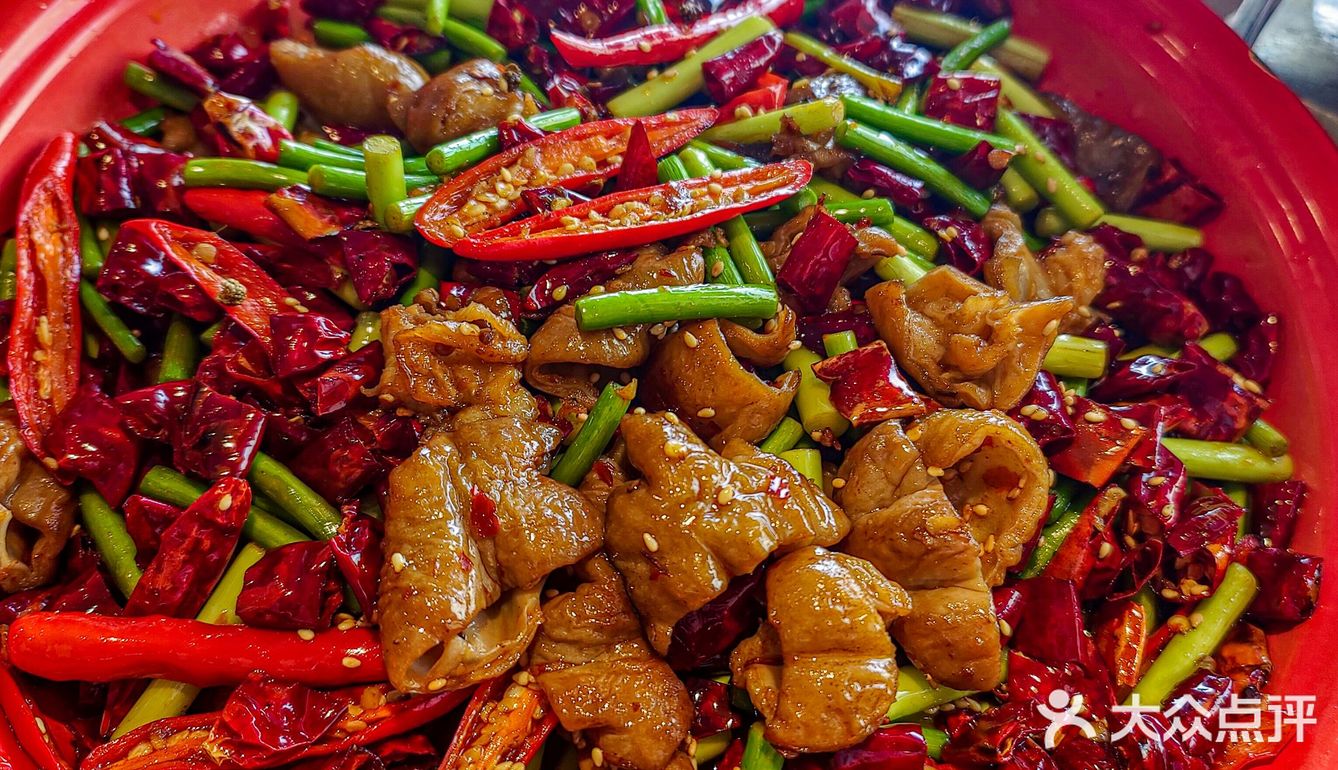 龙洞美食街｜高性价比的地道乐山跷脚牛肉，人均60不到‼️