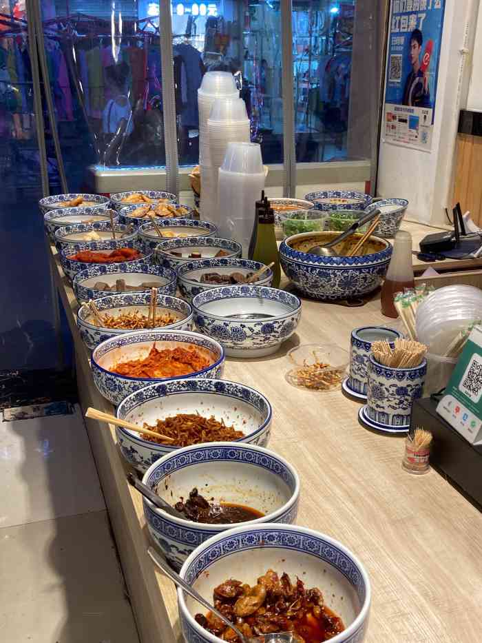 张氏秘制泡菜-"店面很大,所以陈列柜内的种类也很多.光萝.