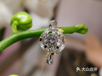 在西方婚礼中，第一支舞象征着两个相爱的人，以丈夫和妻