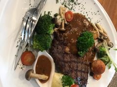 -Chom Cafe and Restaurant