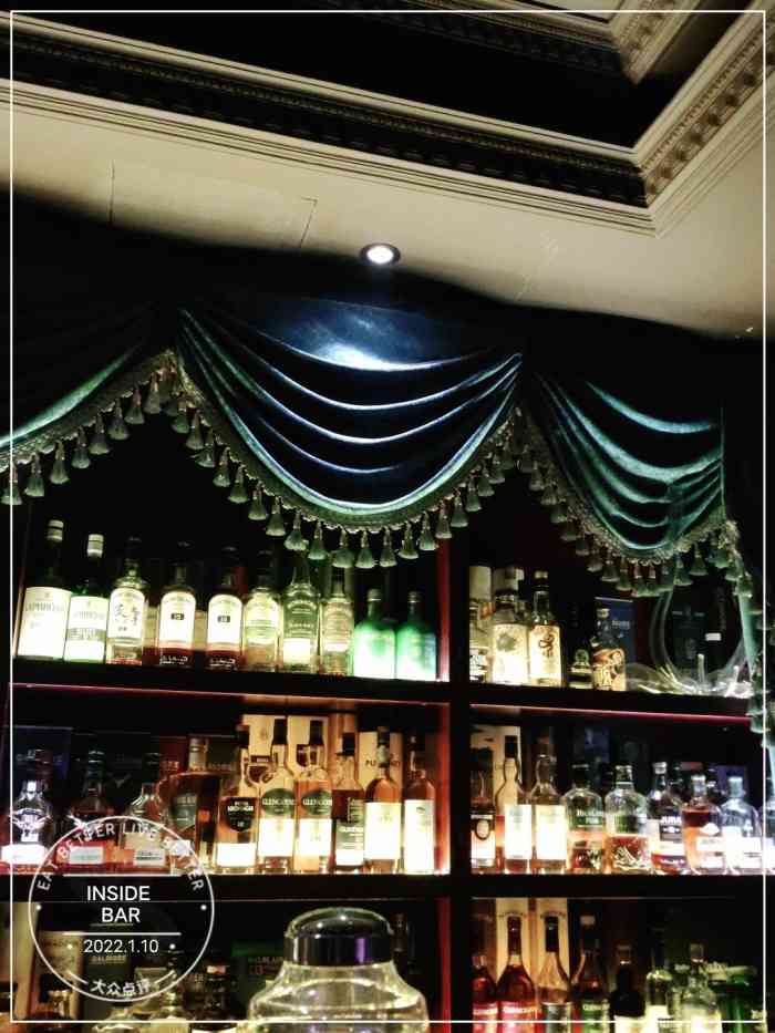 inside bar-"名副其实,隐藏在写字楼里,当夜幕降临的时.
