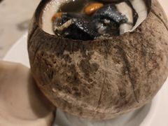 原汁椰子炖乌鸡-汤城小厨•粤菜•靓汤(西直门凯德MALL店)