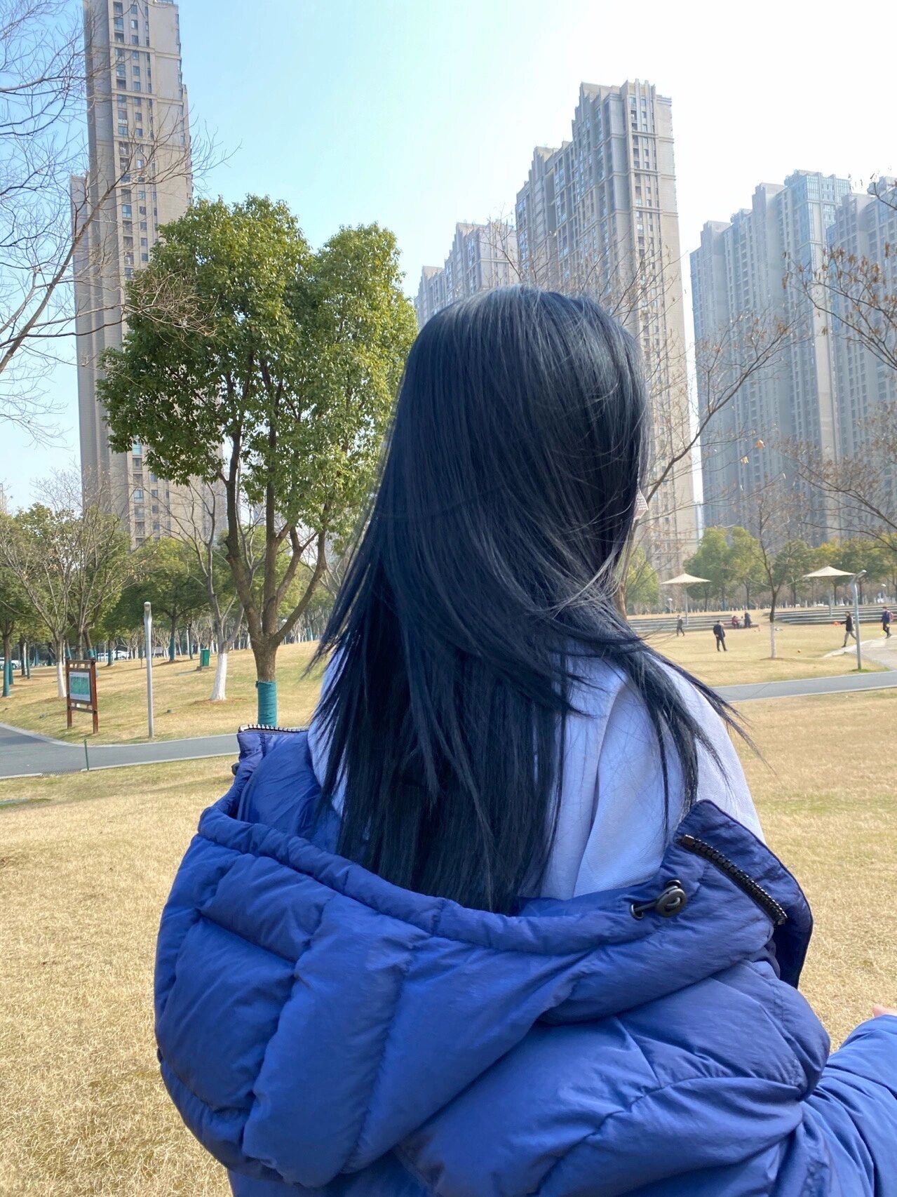 蓝黑色的头发在室内\\n和室外所呈现出来的效果都是不一样的其实这种
