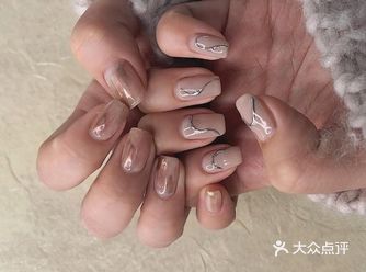 拉丝金属胶是一种特别的好看的美甲用品，可以勾勒出又飒
