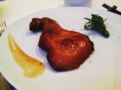 皮肥肉嫩~口感五星味道一星的烤乳猪脚-AZUR聚(香格里拉饭店)