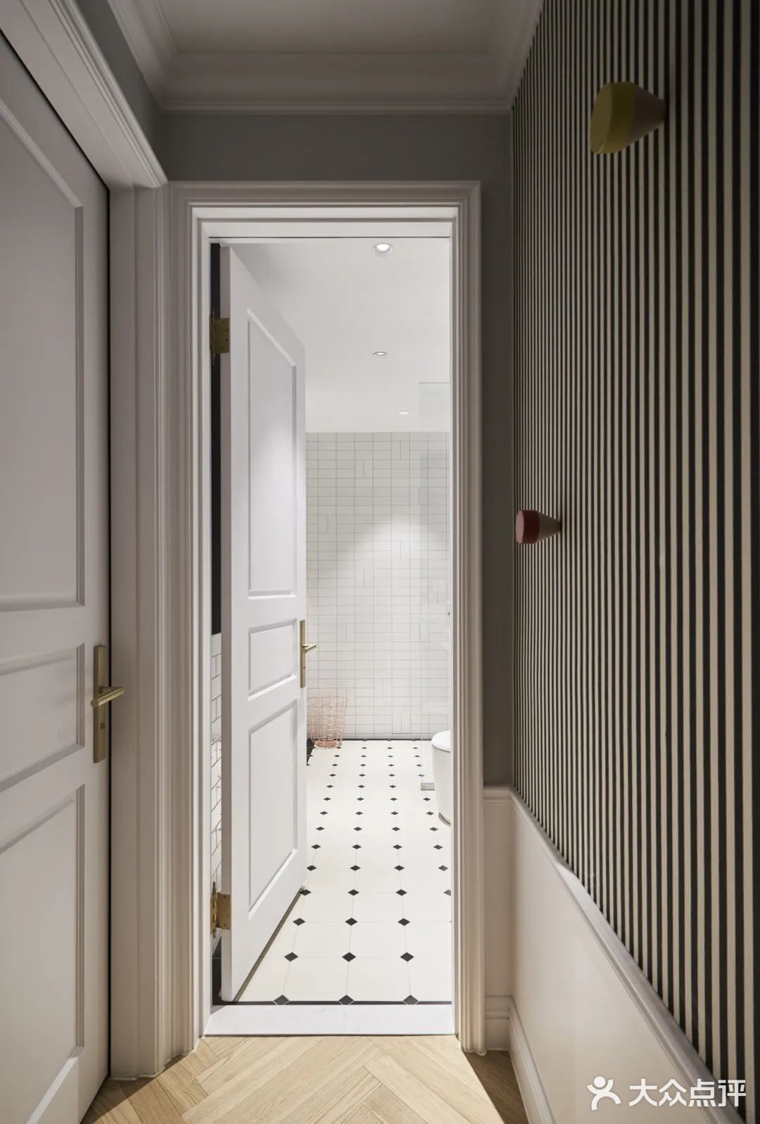 玄关,正对门做了一道隔断墙,正好挡住视线,破解开门见