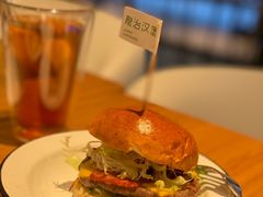 经典手打牛肉堡-龙治汉堡(中华城店)