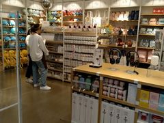 -名创优品(江南新地店)