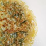 菜铺在面上，两层面包裹一层菜，在锅上两面烙成金黄即可