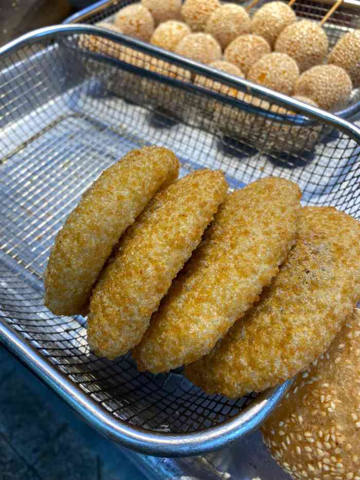 打分 到内江就想吃油炸粑,在市中心找到这家,咸味的馅,是绿豆沙,有点