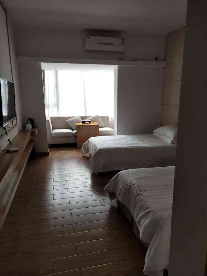 湛江燕岭翠园酒店-"酒店离海滨公园不远,走过去大概五分钟,旁.