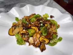 皱皮椒炒美味牛肝菌-蔼若春.传承三十年云南菜(金碧公园店)