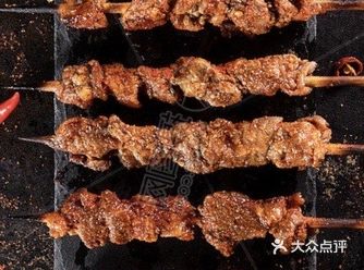 雨夜，烧烤摊的炭火映照出温馨的氛围