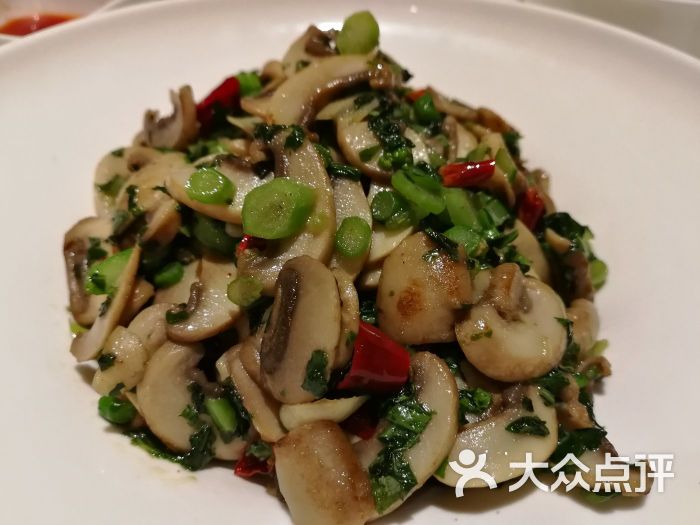 手捏菜炒鲜菇