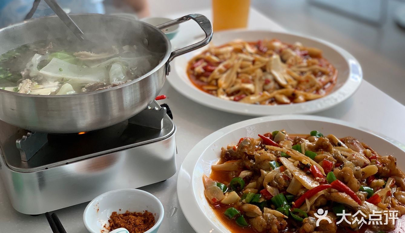 味道炒鸡正宗！里面的料也很多，牛肉炒鸡大片！
