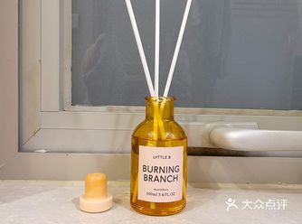 对香味的描述，我形容不来，算是木质香调吧，我很喜欢