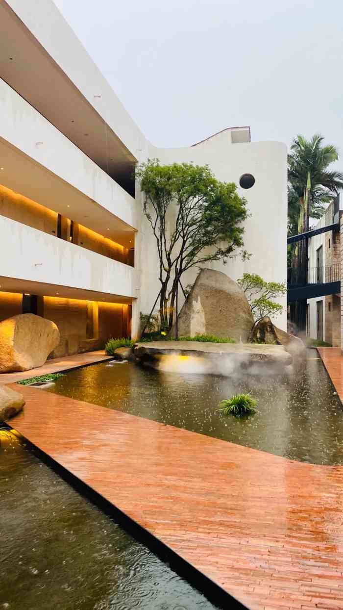 由心文旅发展有限公司-"旧学校改建的创意新餐厅.结构对光的运用很.