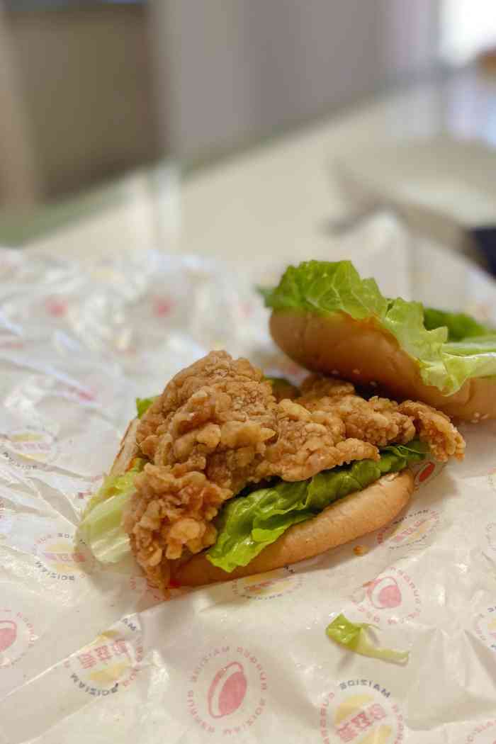 麦兹德手工汉堡-"99位置:在大成巷里面,门头很大,所以很.