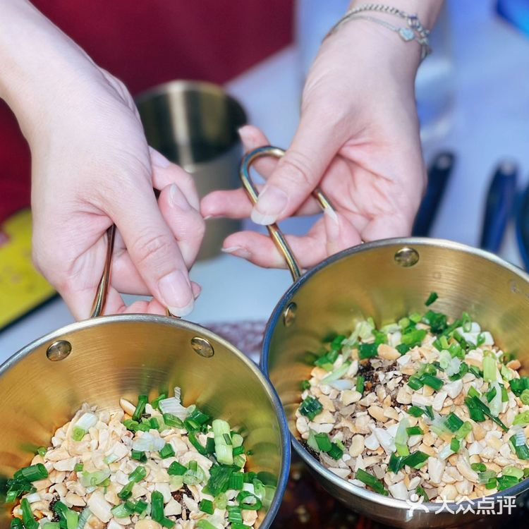 小称盘肥肠爱上鱼 | 魔都zui好吃的肥肠鱼锅,辣得爽快!