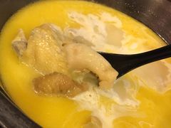 浓厚原只鸡煲花胶汤-鲜入围煮花胶鸡海鲜火锅