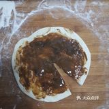 擀开后抹上芝麻酱，撒上盐
