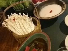 -老牌坊云南鱼豆花火锅(哈西万达店)