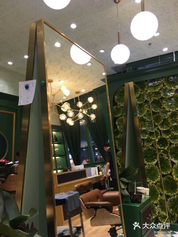 逸丝风尚槐房万达店，位于万达广场三层，装饰风格新颖别