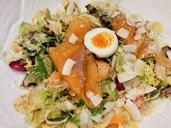 三文鱼色拉-YUE·6·西式融合餐厅(外滩六号店)