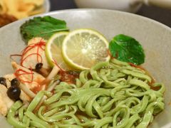 招牌酸汤鱼抹茶面配酸红汤-théATRE茶聚场·餐厅(环球金融中心店)