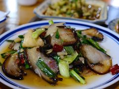蒜苗炒农村腊肉-茅台镇网红溶洞餐厅·茅帮菜馆