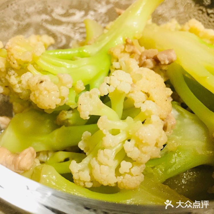 材料：花菜、里脊肉  步骤： 1、里脊肉切成丝