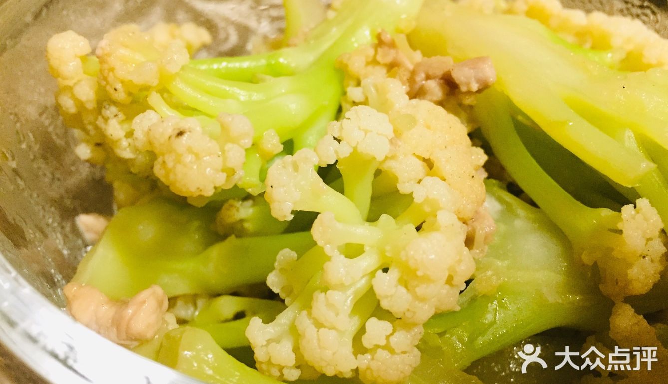 材料：花菜、里脊肉  步骤： 1、里脊肉切成丝