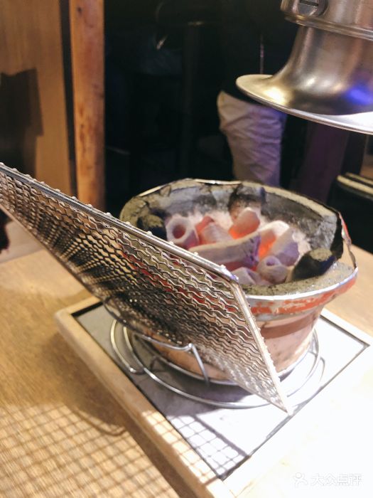 大馥· 炭火烧肉屋(安远路店)餐具摆设图片
