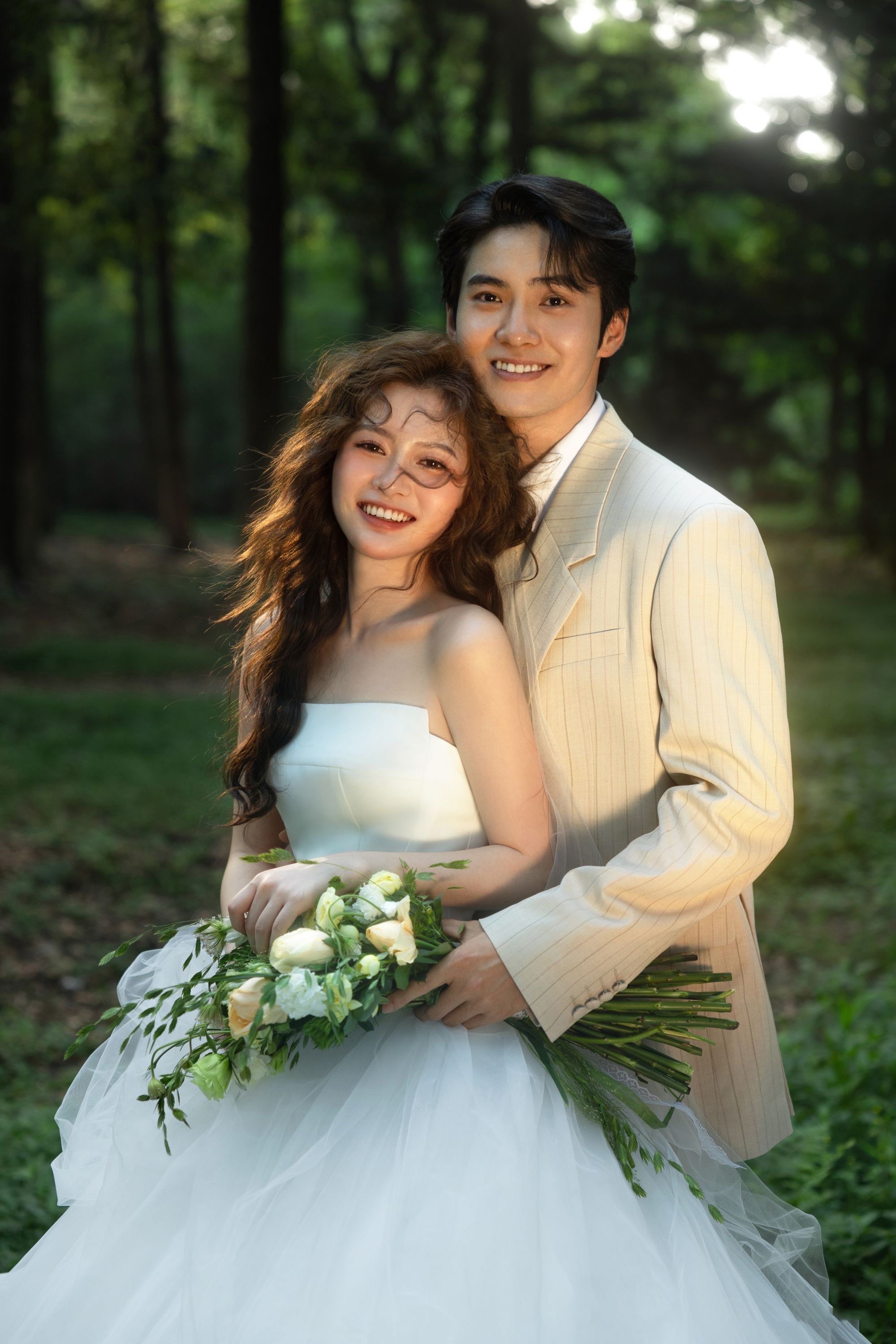 啦
在充满绿意盎然的森林里
一袭仙美的抹胸婚纱搭配一束鲜花
