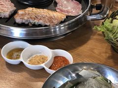 -江南猪肉商会无限续吃(弘大店)