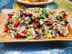 芹菜小米辣炒牛肉-龙姐私房菜(和顺古镇店)