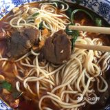 商场的其他店更迭变化，这家店却䇄立不倒且客似云来