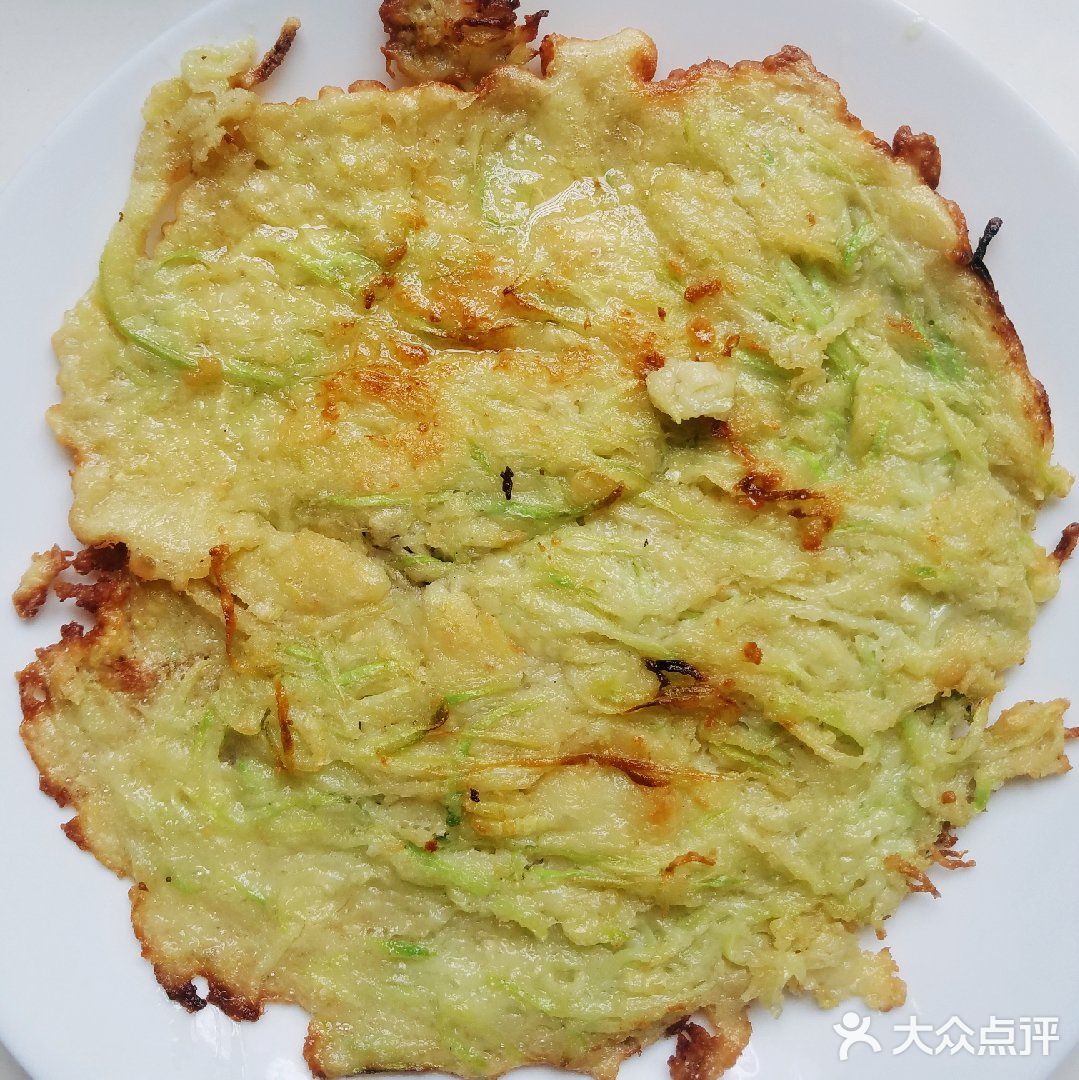 晚餐喝稀饭来个香喷喷的丝瓜蛋饼吧