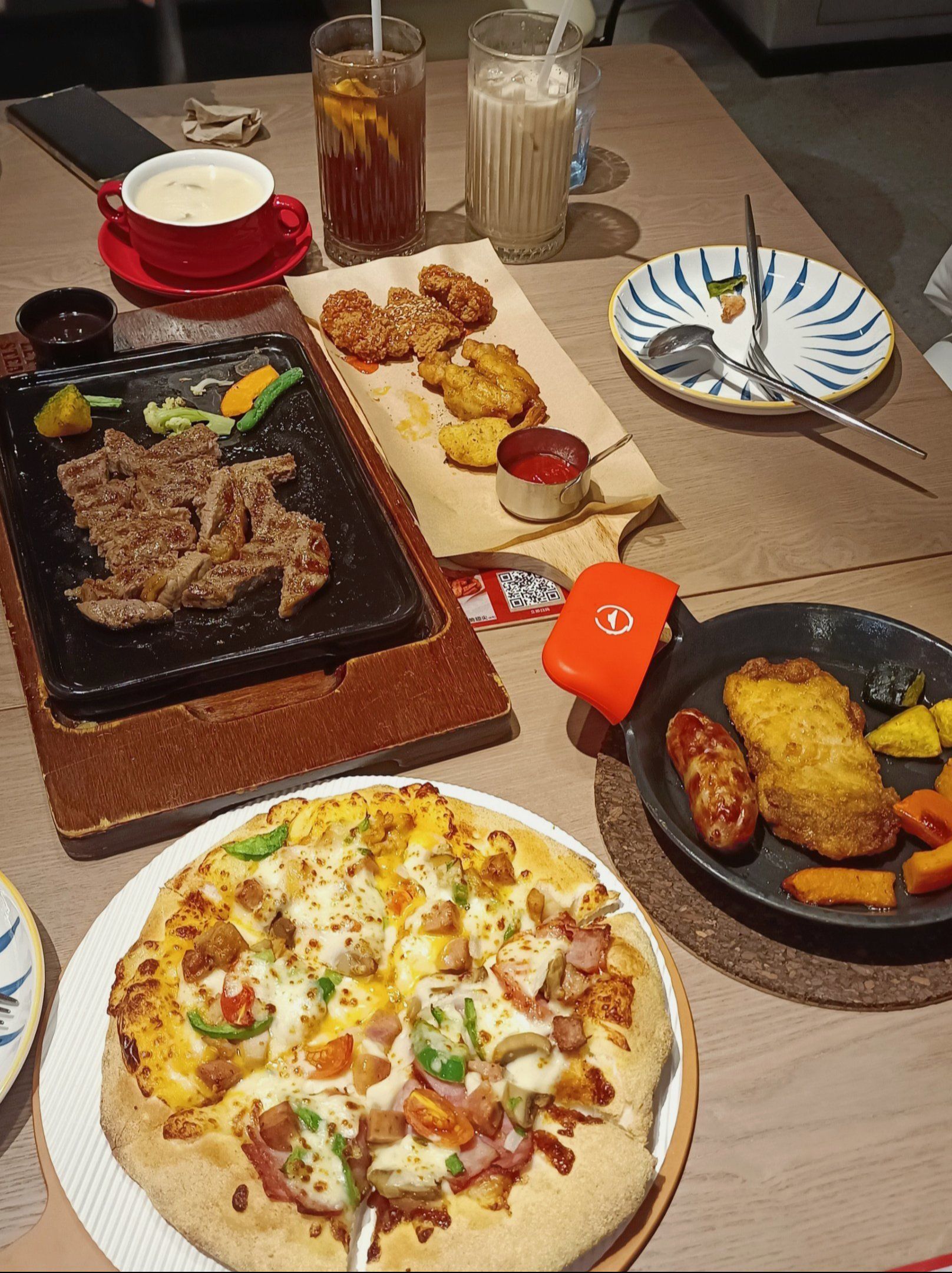 必胜客新上的129三人套餐,还挺划算的

🍝三份主食,三份小吃,三