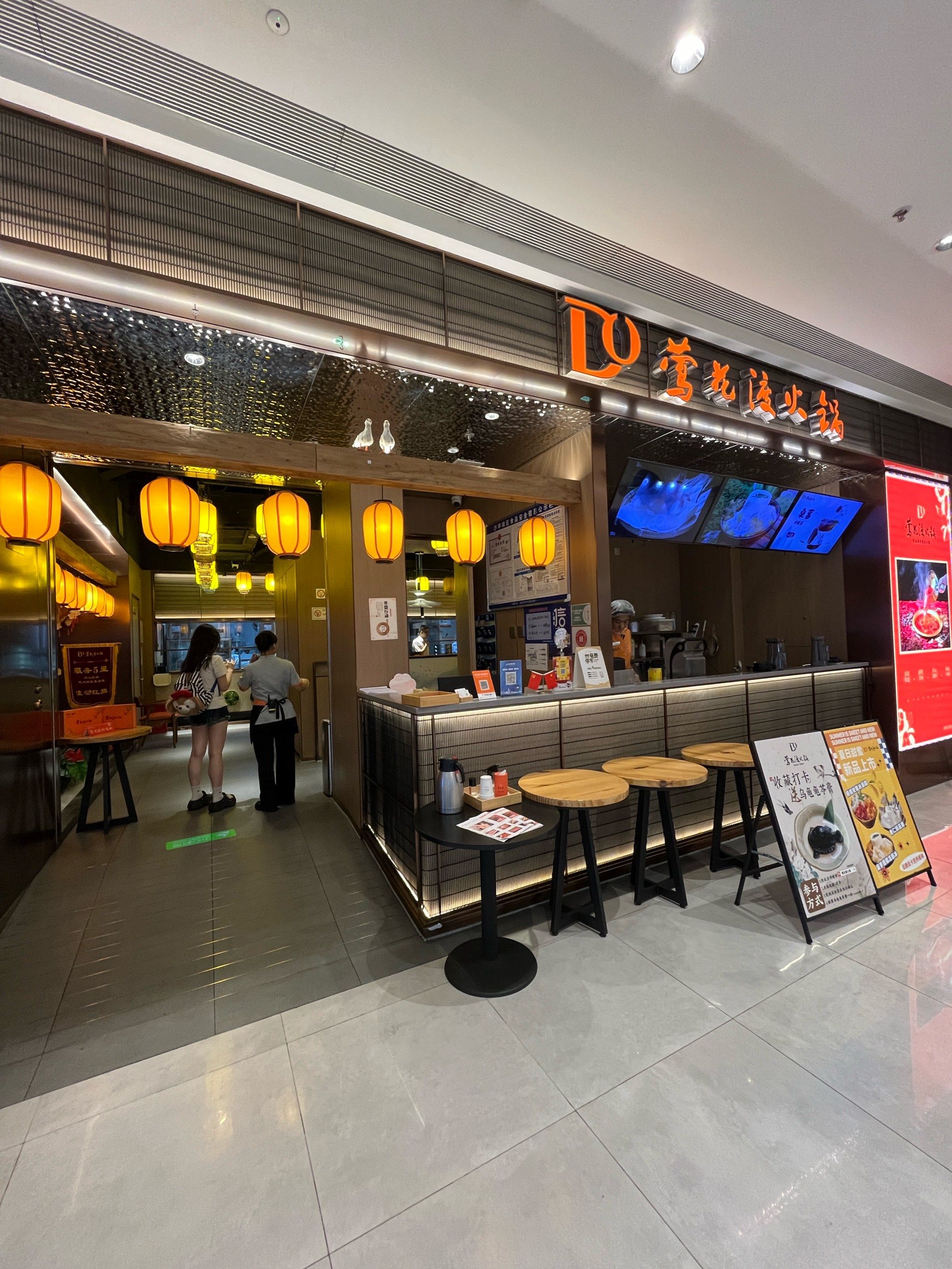 环境干净整洁,服务态度很好,菜品种类丰富