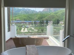 -百里峡七彩艺术小镇