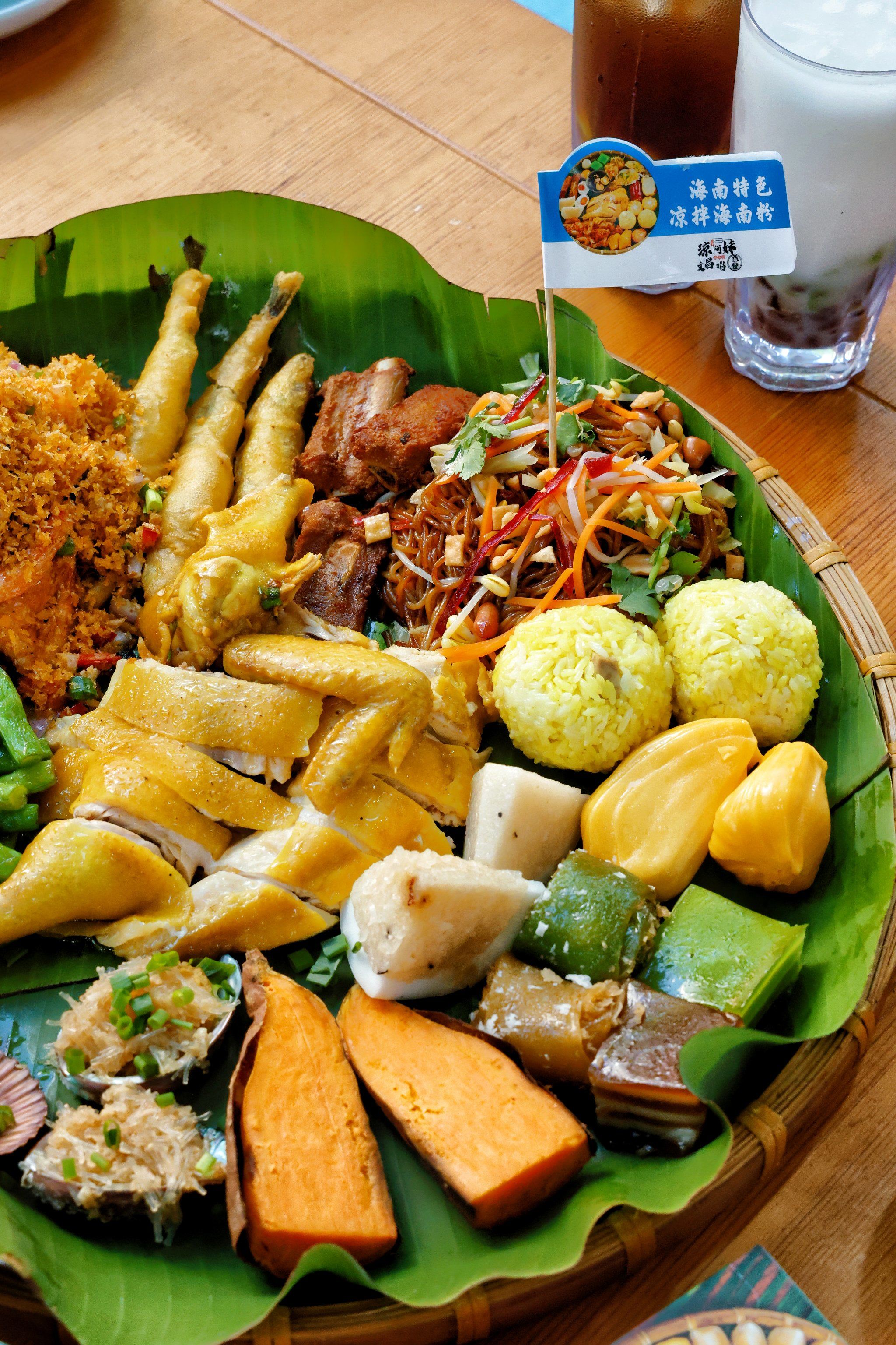 菜品很丰富
一簸箕即可吃遍海南特色美味
·
✅黄皮文昌鸡
