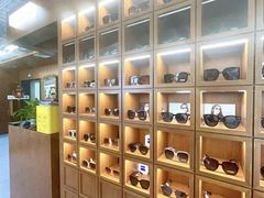 -无奔眼镜·蔡司·依视路授权店(马家堡店)