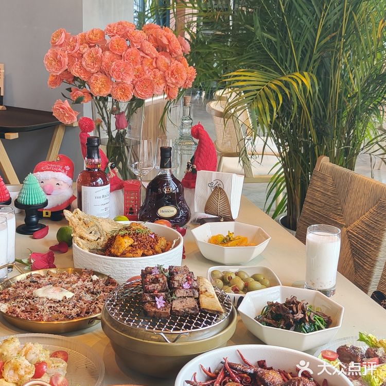 听说外国人都要来新粮仓过圣诞，还有假面舞会