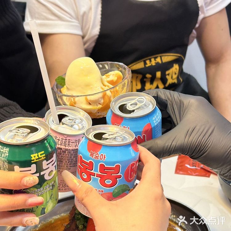 哇谁懂啊在广州两个猛男服务生陪我吃韩国烤鸡🥰