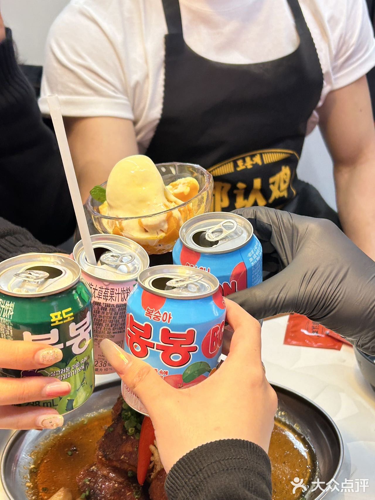 哇谁懂啊在广州两个猛男服务生陪我吃韩国烤鸡🥰