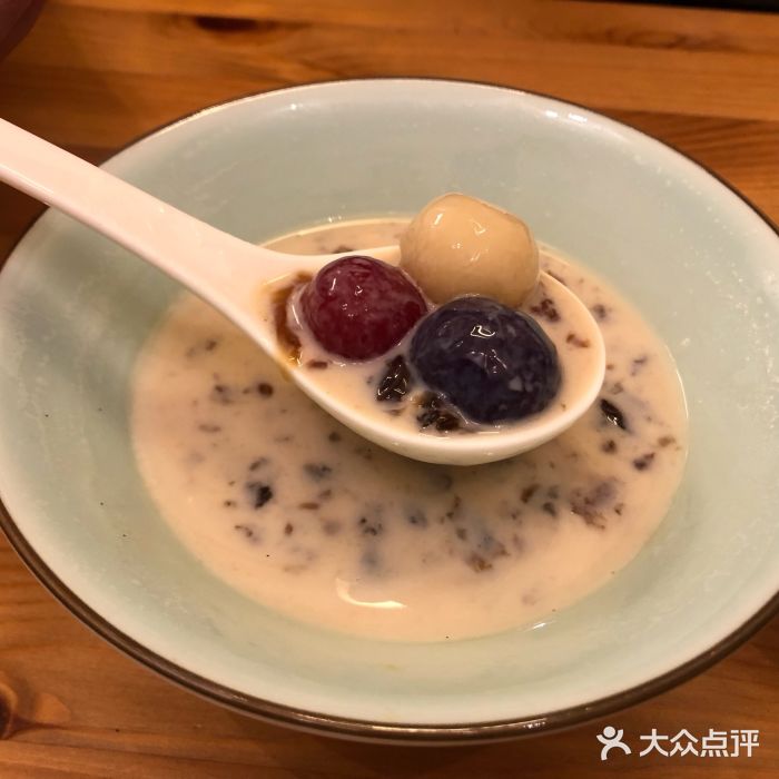 甜生糖水水牛奶桃胶芋圆图片