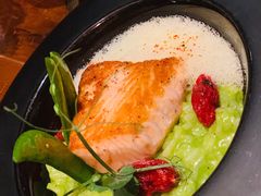 香煎三文鱼配青豆，自制番茄干，-AZUL by FUEL蓝色·法式酒馆(琶醍店)