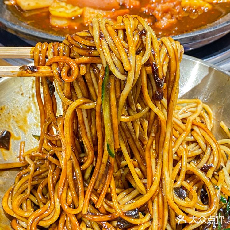 沈阳美食🐖糯唧唧的猪蹄拌面锅 一抿就化！